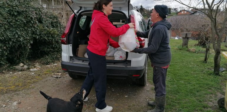 Podjela paketa korisnicima socijalnog programa HCK GDCK Ivanec povodom uskrsnih blagdana
