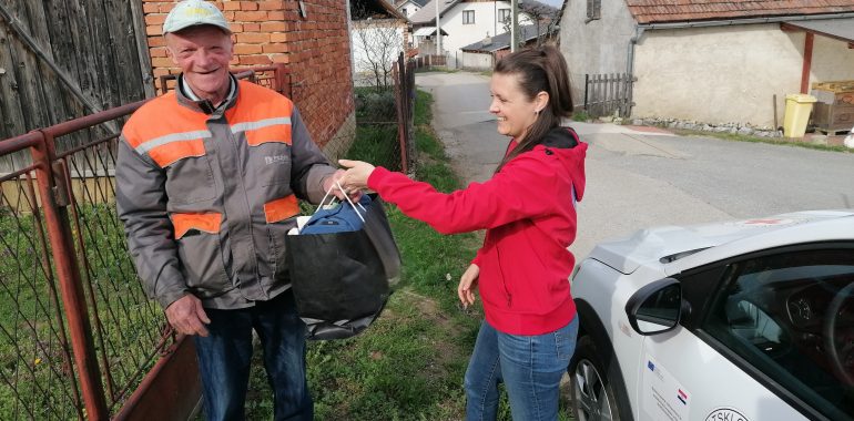 Podjela odjeće primljene od donacije tvrtke C&A